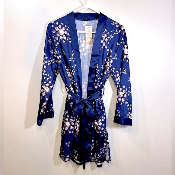 Morgan Lane Other - NWT Morgan Lane x Fab Fit Fun Navy & Pink Floral Satin Robe w/Pockets Size S/M